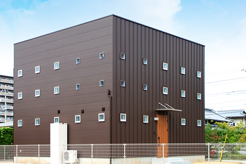 リズミカルに並ぶ小窓が印象的な家 施工実績